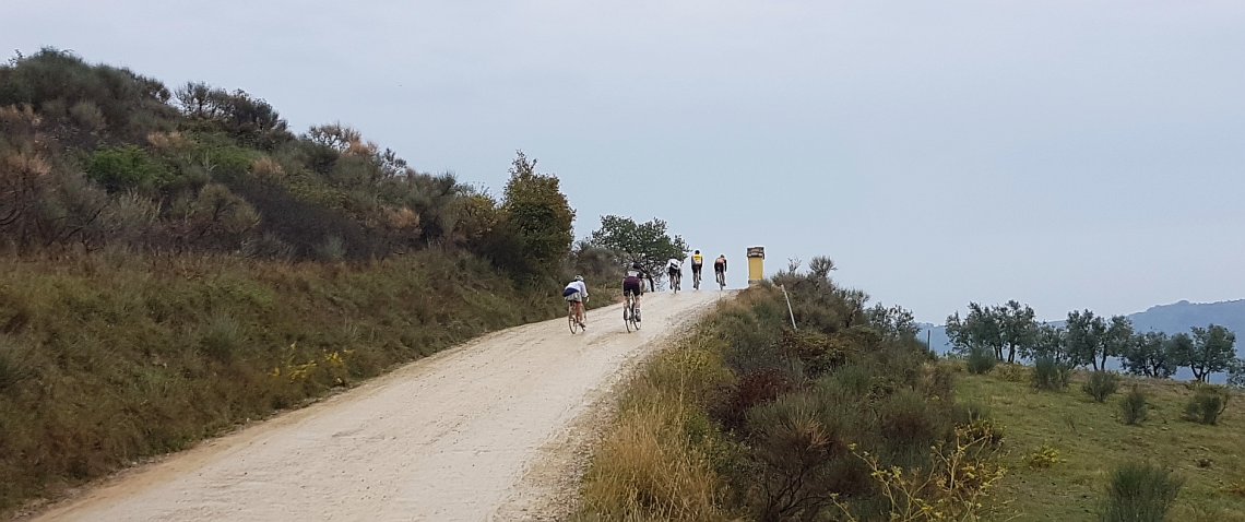 L'Eroica Teilnehmer auf einer Schotterpiste - Diamantrad-Blog