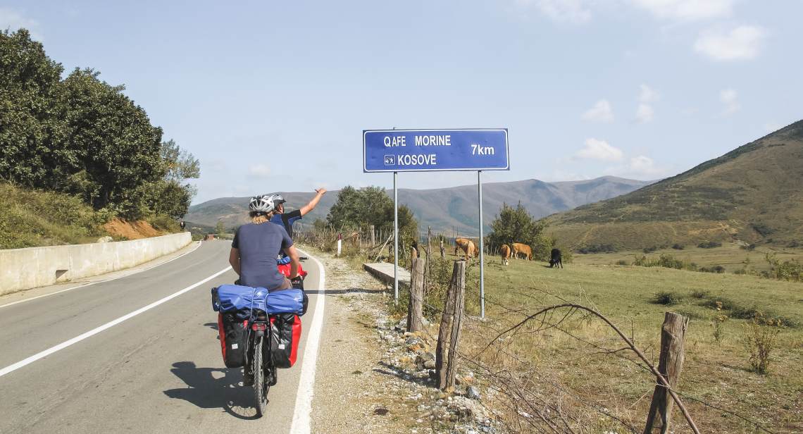 Radfahrer vor Kosovo-Schild - Diamantrad-Blog