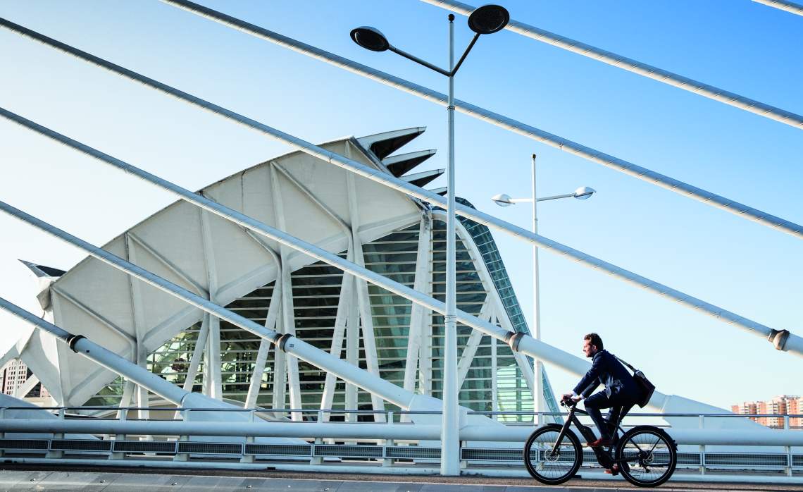 Pendler mit Fahrrad auf Brücke - Diamantrad-Blog