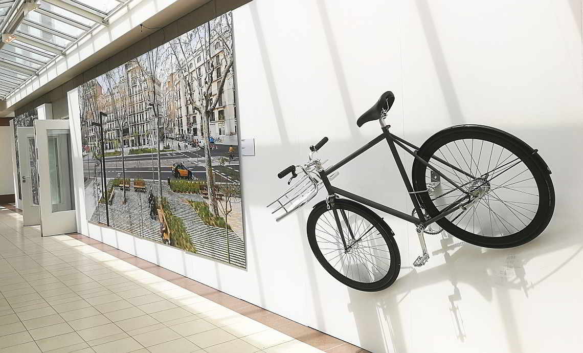 City-Bike an der Wand im Deutschen Architekturmuseum Frankfurt