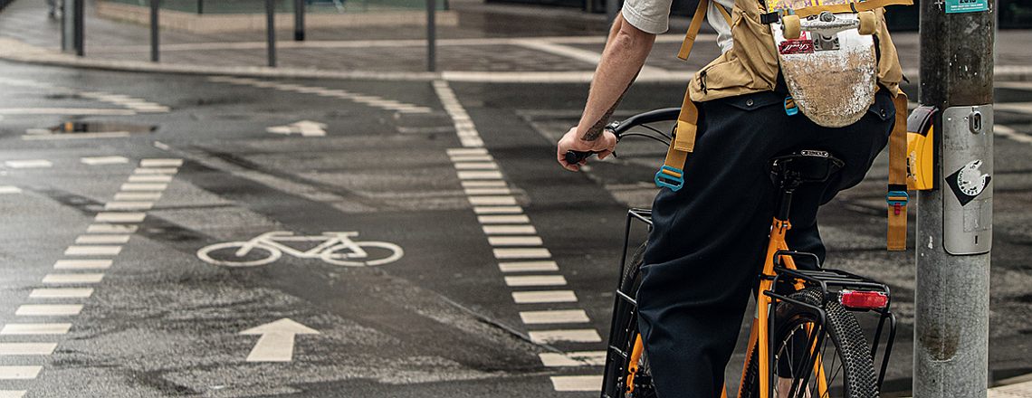 Radfahrer an Ampel vor Radweg - Diamantrad-Blog