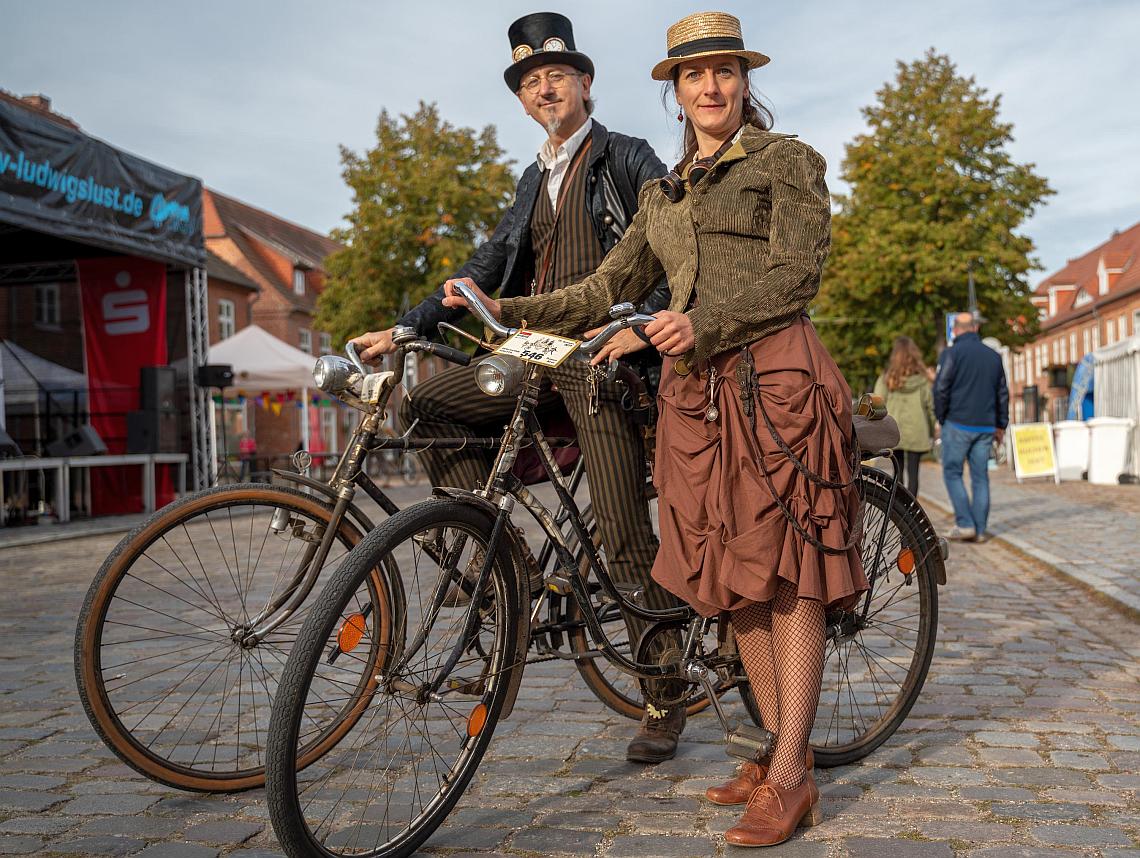 Radfahrer im Retro-Gewand auf der Velo Classico Germany - Diamantrad-Blog