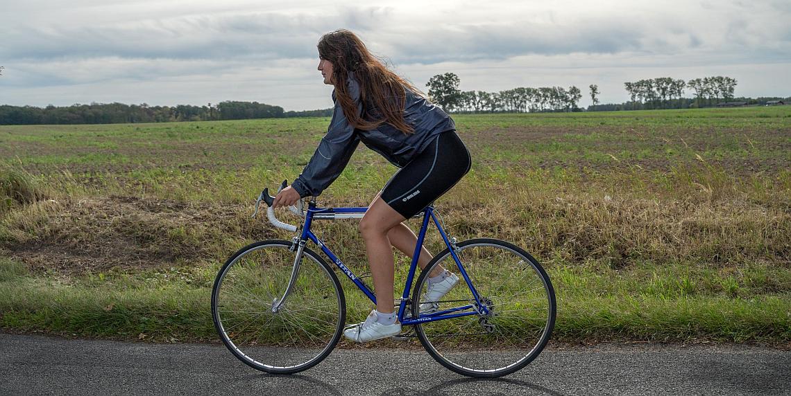 Rennradfahrerin auf Landstraße - Diamantrad-Blog