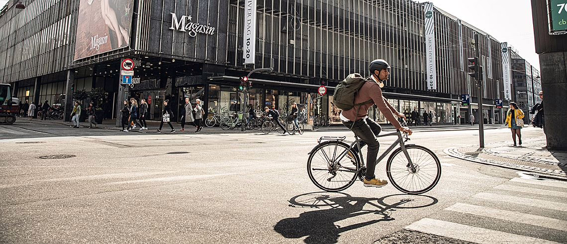 Radfahrer biegt mit Rubin Super Legere ab - Diamantrad-Blog