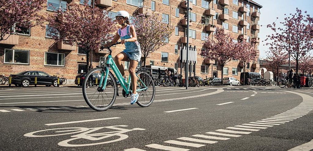 Frau auf Radweg in Kopenhagen - Diamantrad-Blog