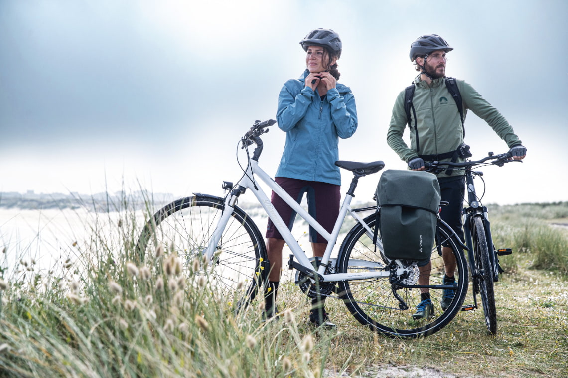 Zwei Personen mit Diamant-Fahrrädern am See - Diamantrad-Blog