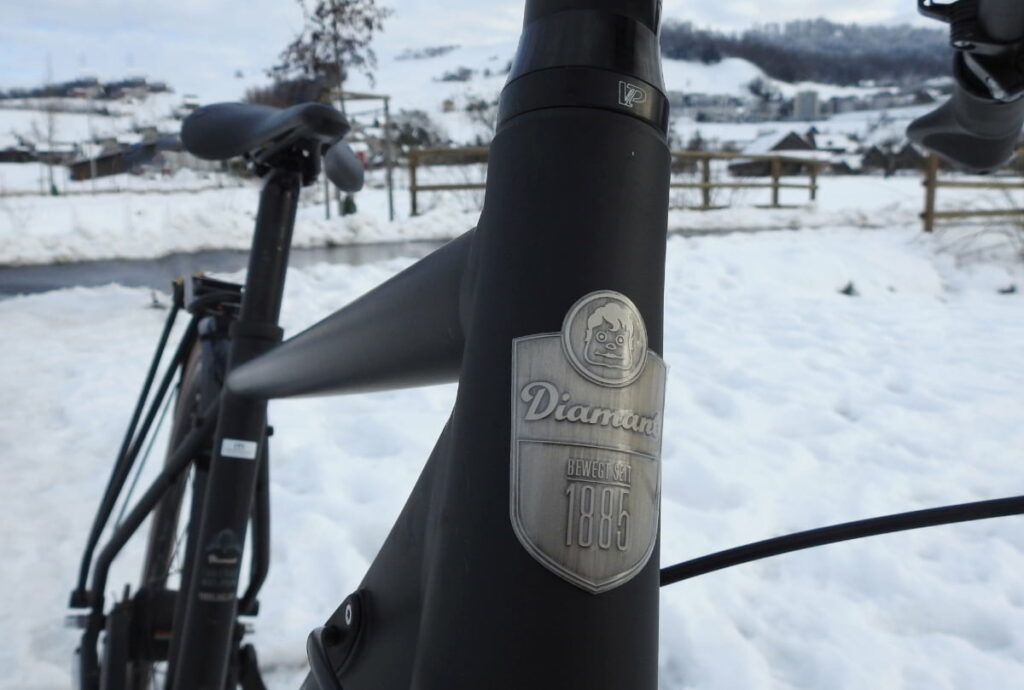 Fahrrad steht im Schnee