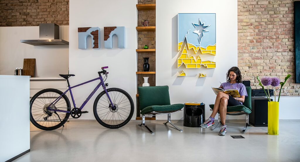 Ein Fitness-Bike wie aus den 90ern: Das Diamant 136 und Diamant-Botschafterin Lani Lees im Porträt