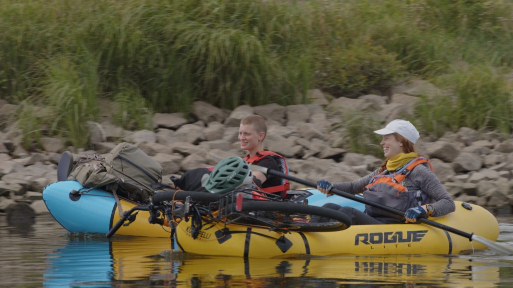 Bikerafting_Annie mit einer Freundin auf der Elbe