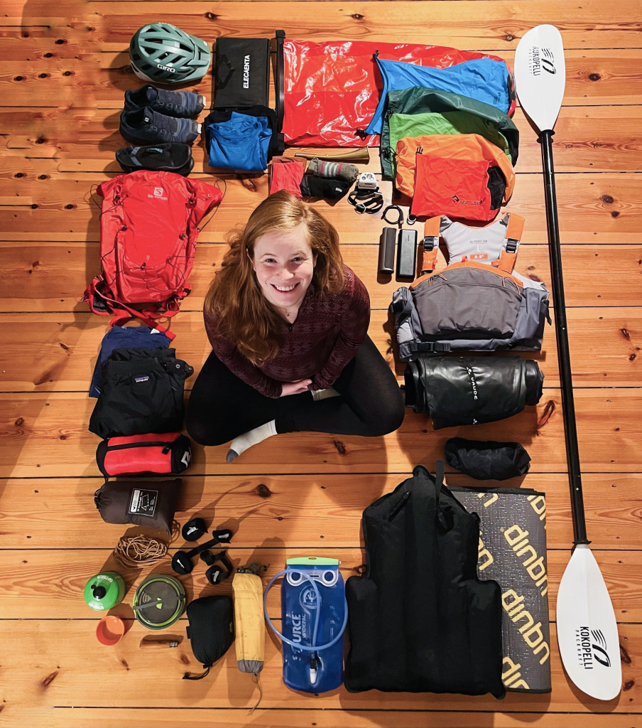 Bikerafting_Annie_Legebild mit Ausrüstung
