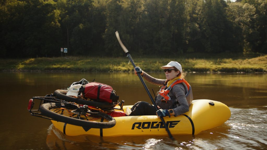 Bikerafting_Annie mit dem Diamant 135 im Packraft auf der Elbe