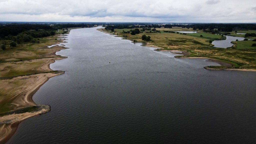 Bikerafting_Annie mit Packraft auf der Elbe