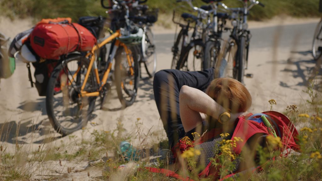 Bikerafting_Annie_Ruhepause an der Elbe mit Fahrrädern