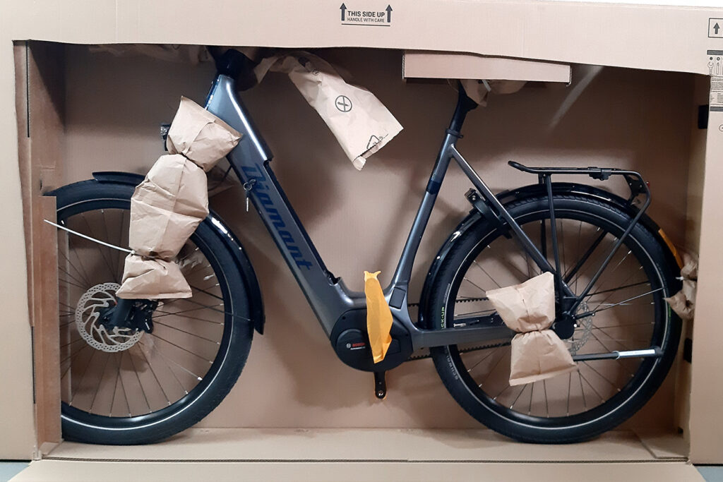 Verpacktes Fahrrad in einem Karton