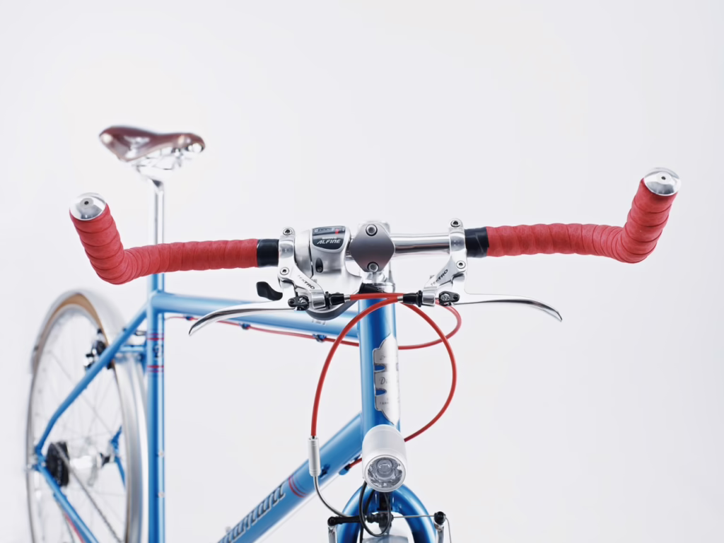 Eine Frontansicht des Diamant 127 mit Bullhorn-Lenker und rotem Lenkerband